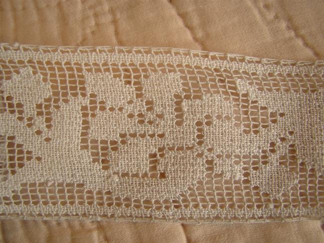 Très belle dentelle en filet à décor de feuilles d'acanthe, couleur blanc cassé