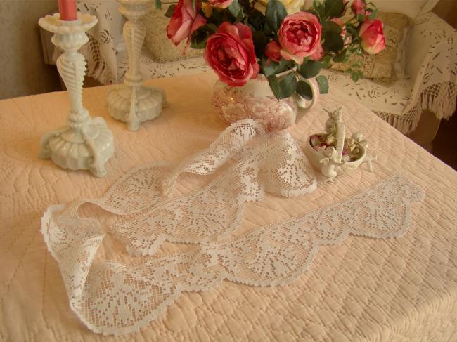 Superbe dentelle en filet à décor de feuilles d'acanthe, couleur blanc cassé