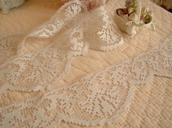 Superbe dentelle en filet à décor de feuilles d'acanthe, couleur blanc cassé