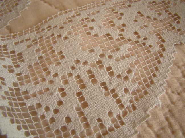 Superbe dentelle en filet à décor de feuilles d'acanthe, couleur blanc cassé