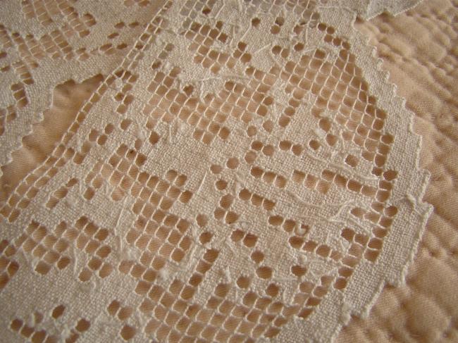 Superbe dentelle en filet à décor de feuilles d'acanthe, couleur blanc cassé