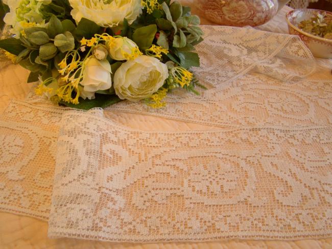  3 belles insertions en filet à décor de feuilles d'acanthe, couleur blanc cassé