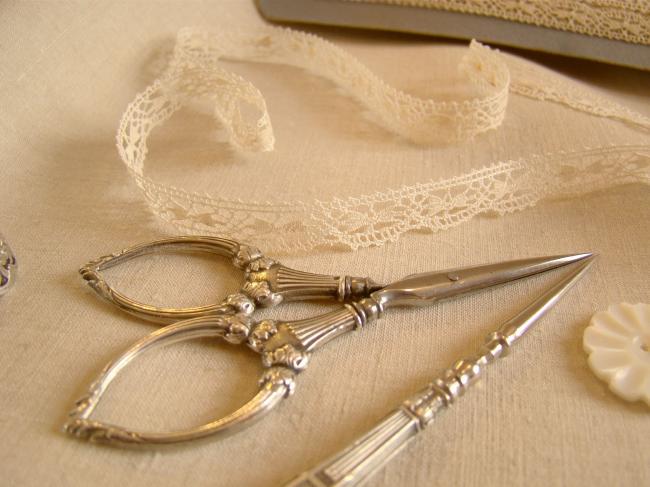 Très fine dentelle festonnée, couleur bis, point d'esprit en petits noeuds,10mm