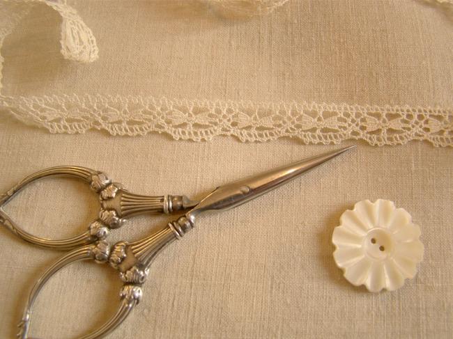 Très fine dentelle festonnée, couleur bis, point d'esprit en petits noeuds,10mm