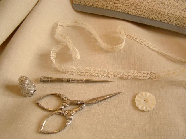 Très fine dentelle festonnée, couleur bis, point d'esprit en petits noeuds,10mm
