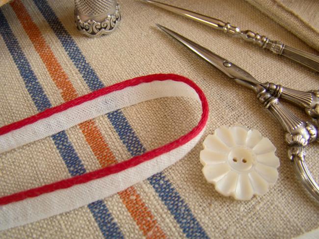 Joli ancien ruban passepoil en coton blanc et rouge  (7 mm)