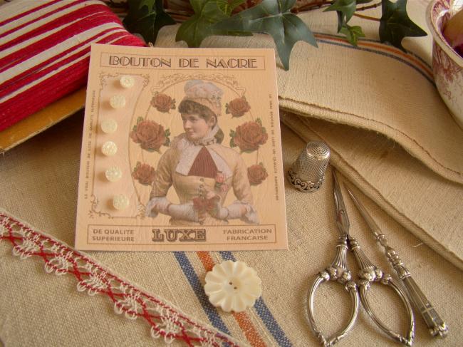 Carte de 6 miniscules boutons anciens de poupée en nacre gravés main Ø 6mm