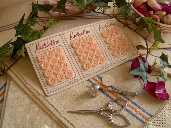 Jolie carte de 12 boutons ronds en opaline rose pêche' Nacréoline' 1940
