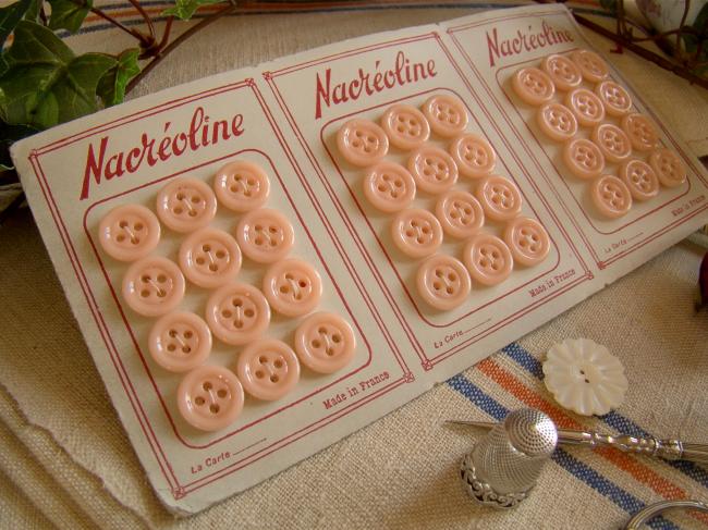 Jolie carte de 12 boutons ronds en opaline rose pêche' Nacréoline' 1940