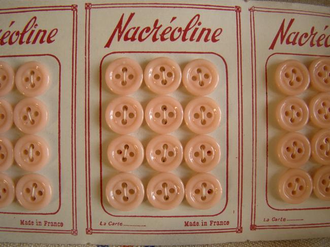 Jolie carte de 12 boutons ronds en opaline rose pêche' Nacréoline' 1940
