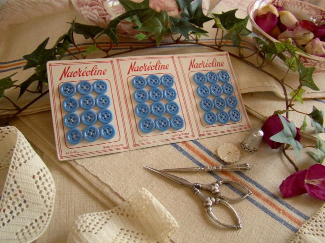Jolie carte de 12 boutons ronds en opaline bleu ' Nacréoline' 1940