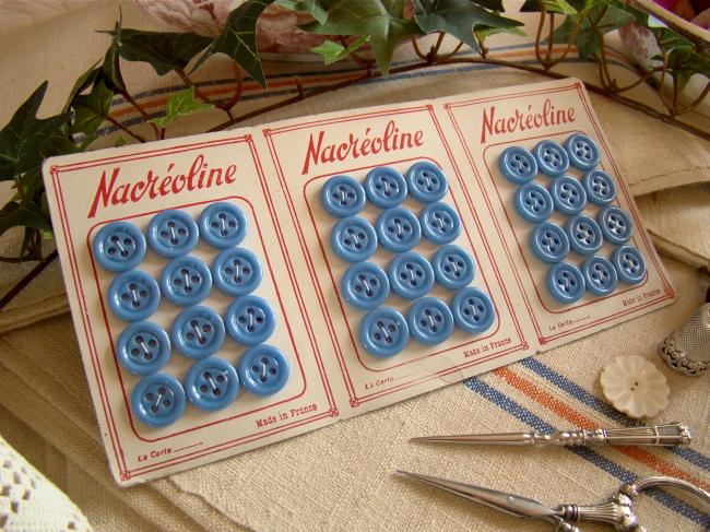 Jolie carte de 12 boutons ronds en opaline bleu ' Nacréoline' 1940