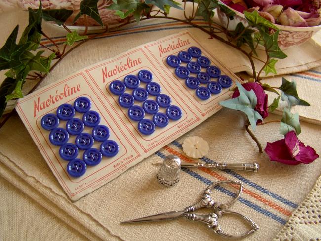 Jolie carte de 12 boutons ronds en opaline bleu nuit ' Nacréoline' 1940