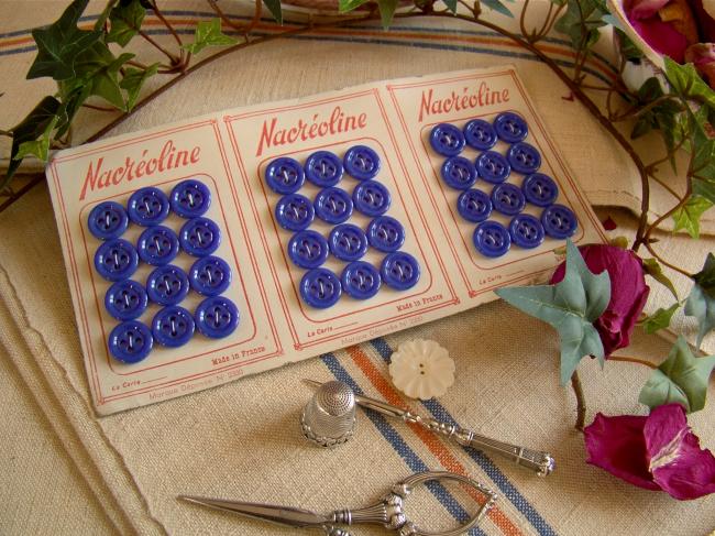 Jolie carte de 12 boutons ronds en opaline bleu nuit ' Nacréoline' 1940