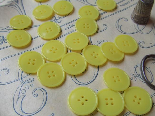 Lot de 23 boutons en celluloid jaune à 4 trous en 20mm de diamètre