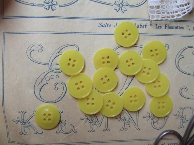 Lot de 14 boutons en celluloid jaune à 4 trous en 18mm de diamètre