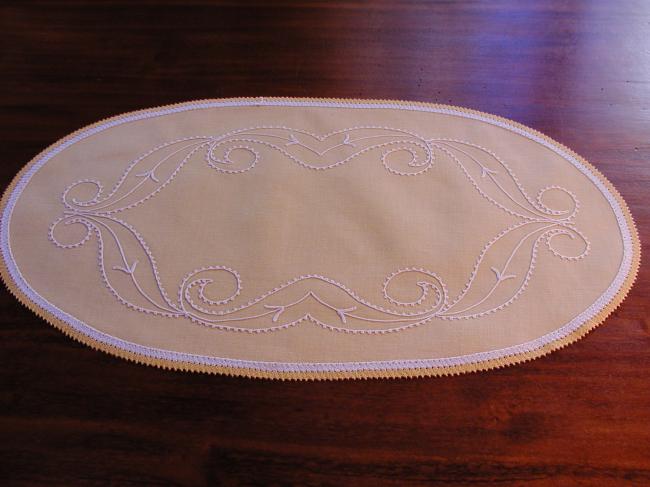 Charming ovale yellow embroidered table centre