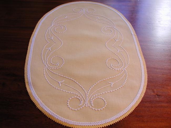 Charming ovale yellow embroidered table centre