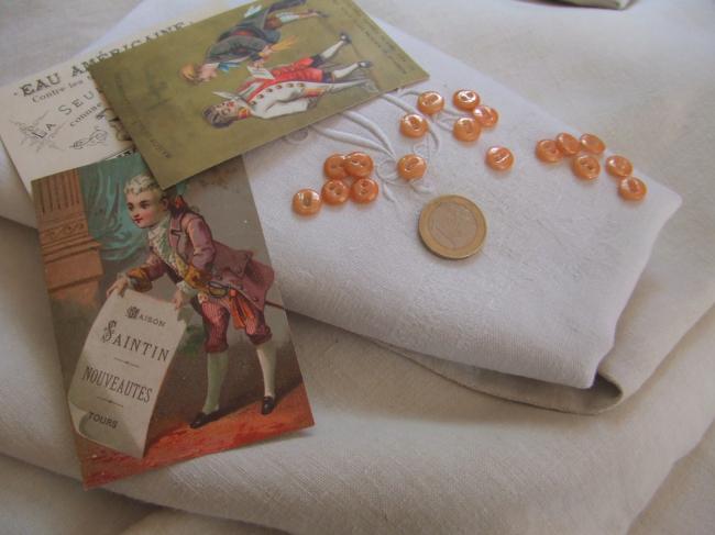 Lot de 19 minis boutons 'viennois'en verre irisé de couleur orange, 2 trous
