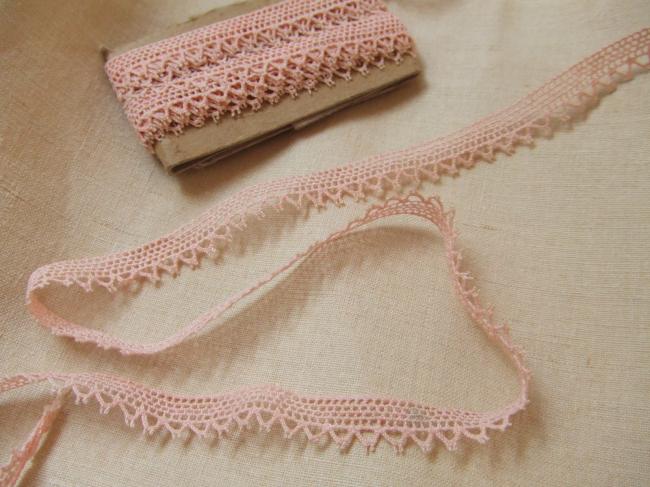 Fine dentelle  en coton, rose pâle, terminée de festons, largeur: 12mm