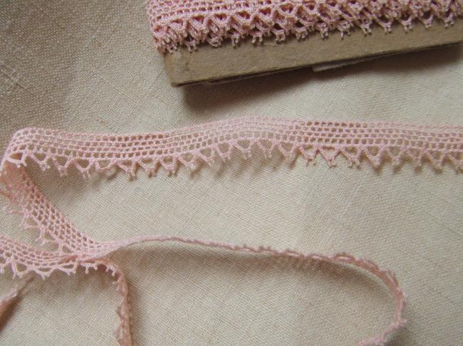 Fine dentelle  en coton, rose pâle, terminée de festons, largeur: 12mm