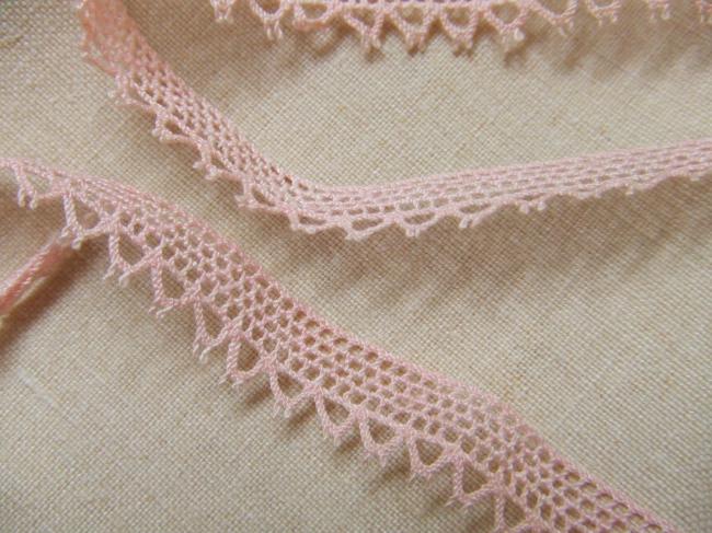 Fine dentelle  en coton, rose pale, terminée de festons, largeur: 12mm