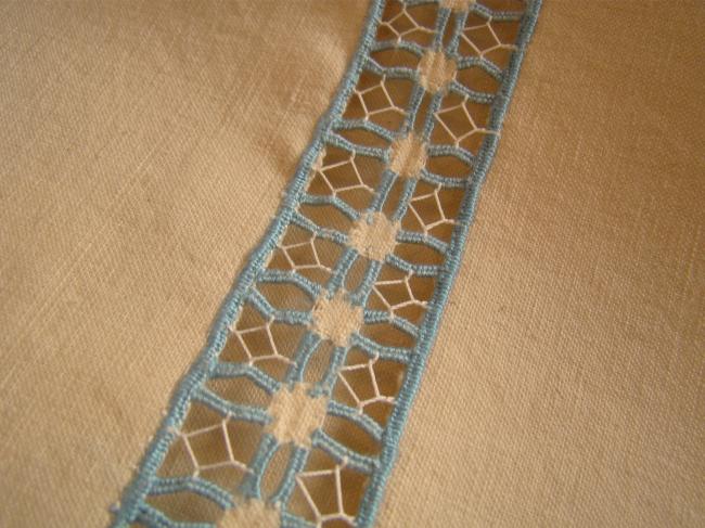 Superbe drap en toile de lin et coton agrémenté d'une rivière ajourée bleue