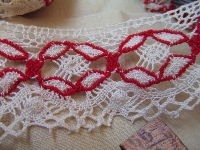 Jolie dentelle polychrome aux fuseaux, blanc& rouge, largeur : 40mm