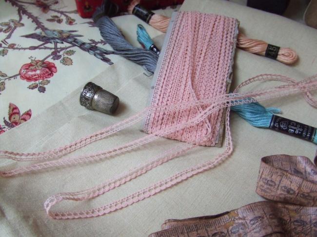 Superbe petite dentelle très fine en coton rose pâle, largeur : 5mm
