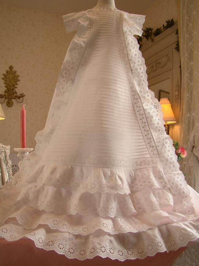 Merveilleuse robe de Baptême avec plis religieux et broderie anglaise