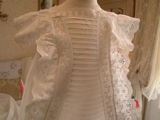 Merveilleuse robe de Baptême avec plis religieux et broderie anglaise