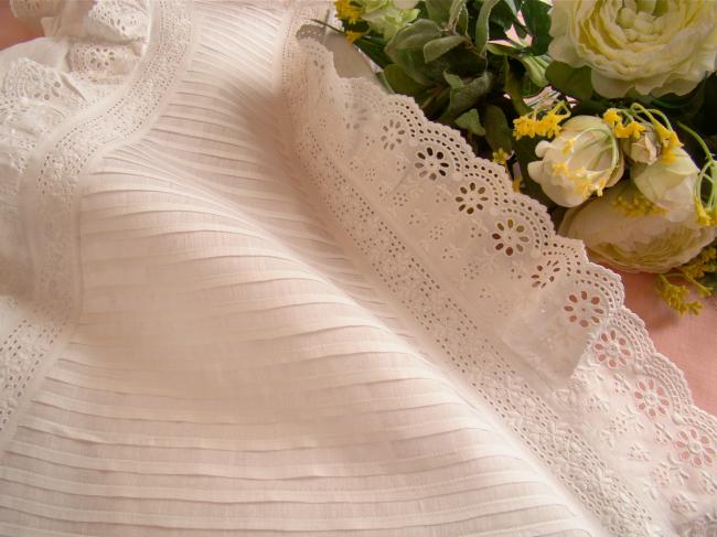 Merveilleuse robe de Baptême avec plis religieux et broderie anglaise