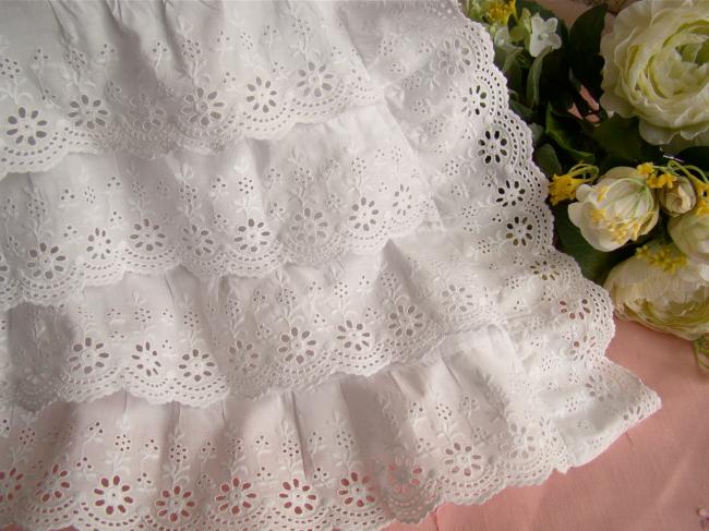 Merveilleuse robe de Baptême avec plis religieux et broderie anglaise