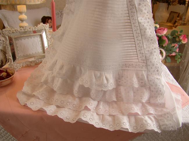 Merveilleuse robe de Baptême avec plis religieux et broderie anglaise