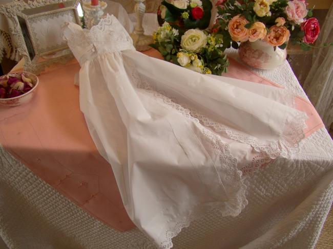 Superbe robe de Baptême en batiste de lin et broderie anglaise à roues 19ème