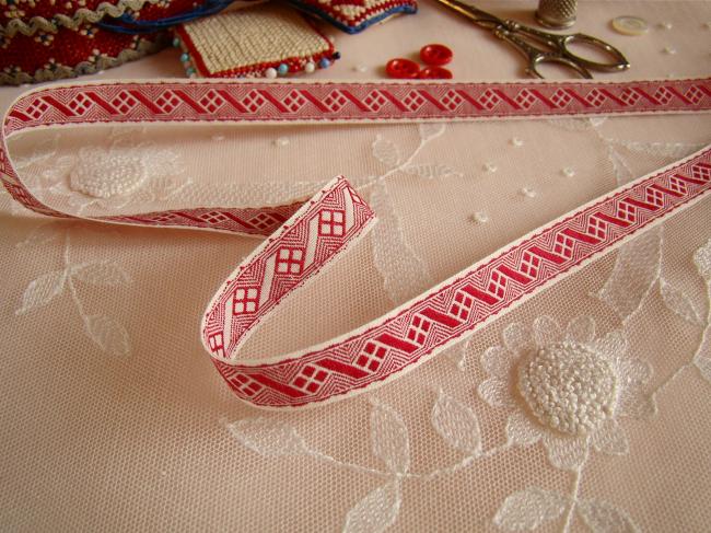 Adorable ruban en coton blanc tissé de petits carrés rouges en zig-zag (15mm)