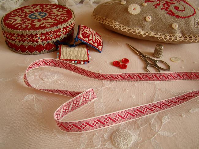 Adorable ruban en coton blanc tissé de petits carrés rouges en zig-zag (15mm)