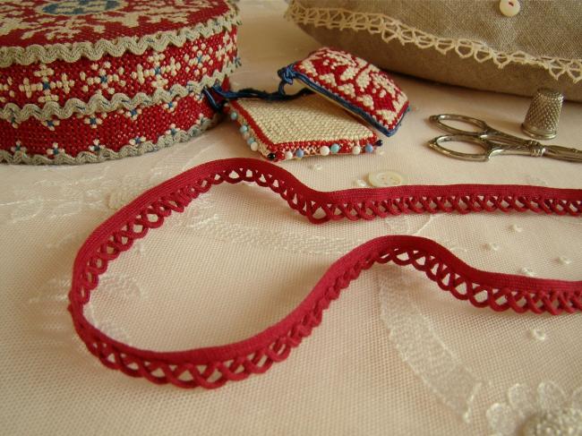 Joli ruban passepoil, boucles croisées en coton rouge médoc (10mm)