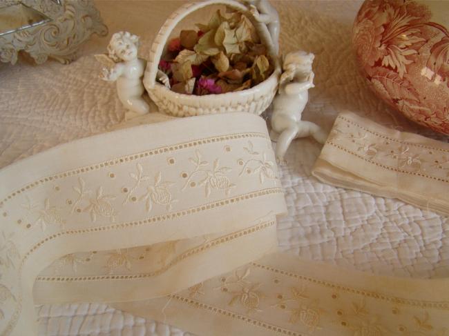 Très joli entre-deux en batiste de lin, broderie anglaise& boutons de rose 1900