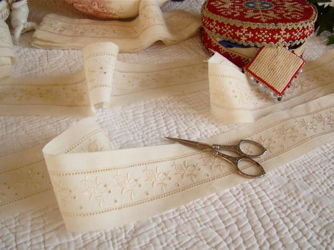 Très joli entre-deux en batiste de lin, broderie anglaise& boutons de rose 1900