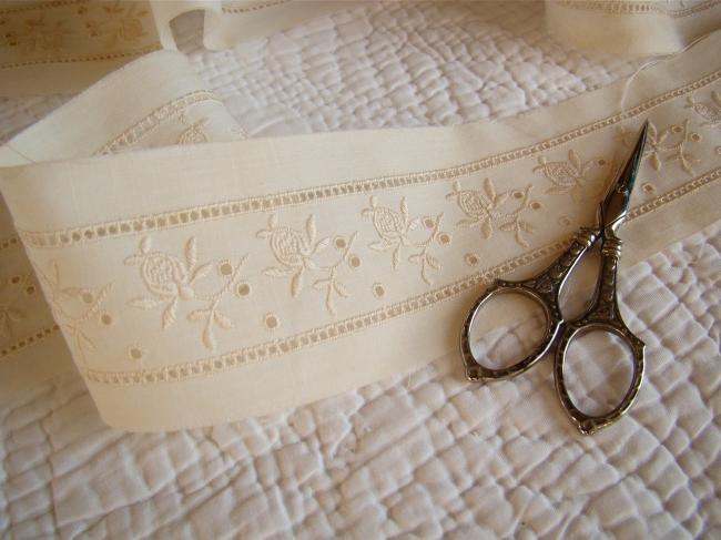 Très joli entre-deux en batiste de lin, broderie anglaise& boutons de rose 1900