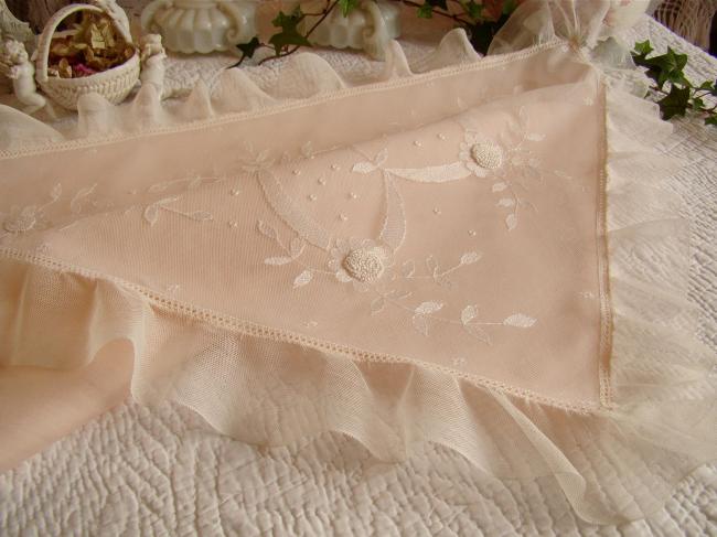 Magnifique dessus de berceau en tulle rebrodé de rinceaux de fleurs 1900