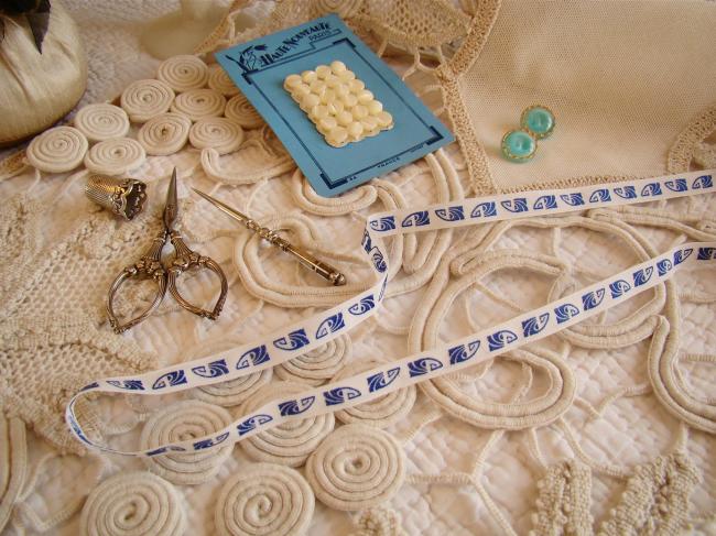 Superbe ruban en coton blanc tissé de motifs anciens bleus (11mm)