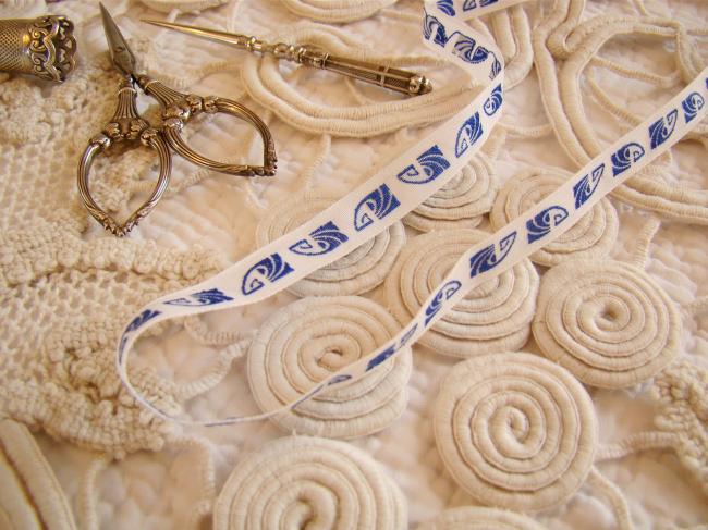 Superbe ruban en coton blanc tissé de motifs anciens bleus (11mm)