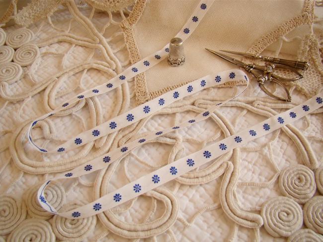Joli ruban en coton blanc tissé de petites marguerites bleues (11mm)