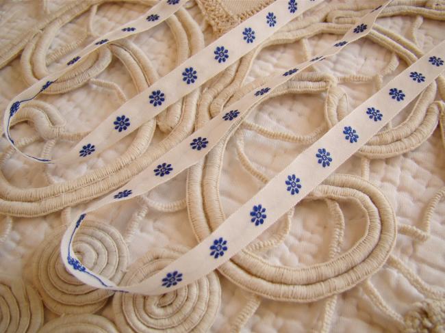 Joli ruban en coton blanc tissé de petites marguerites bleues (11mm)