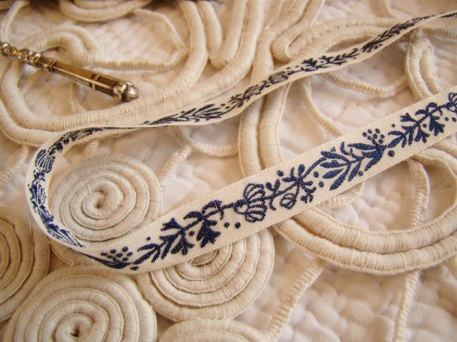 Merveilleux ruban en coton blanc tissé d'herbes aromatiques, bleu marine(11mm)