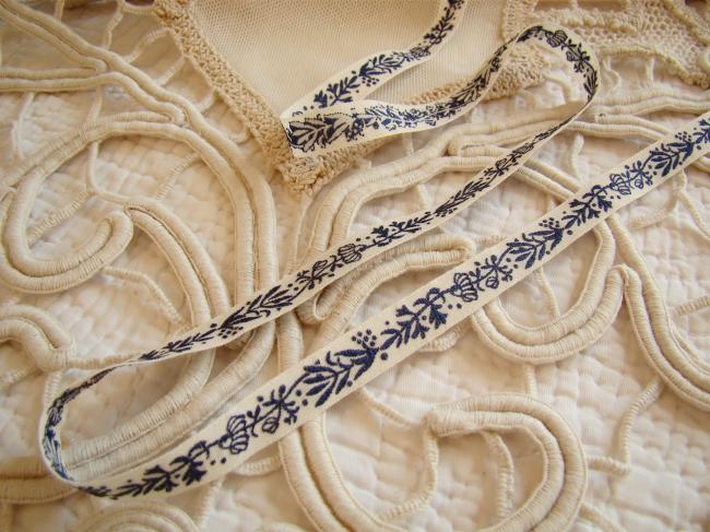 Merveilleux ruban en coton blanc tissé d'herbes aromatiques, bleu marine(11mm)