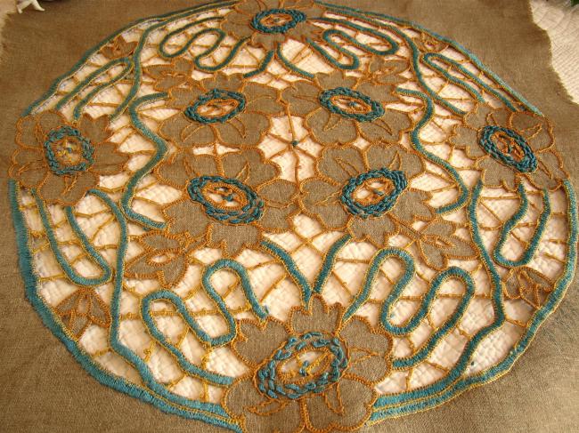 Joli panneau en toile de chanvre brodé de fleurs à la Richelieu 1920