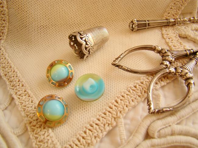  Magnifique petit bouton bombé en verre, couleurs acidulées et chaîne d'or, 15mm